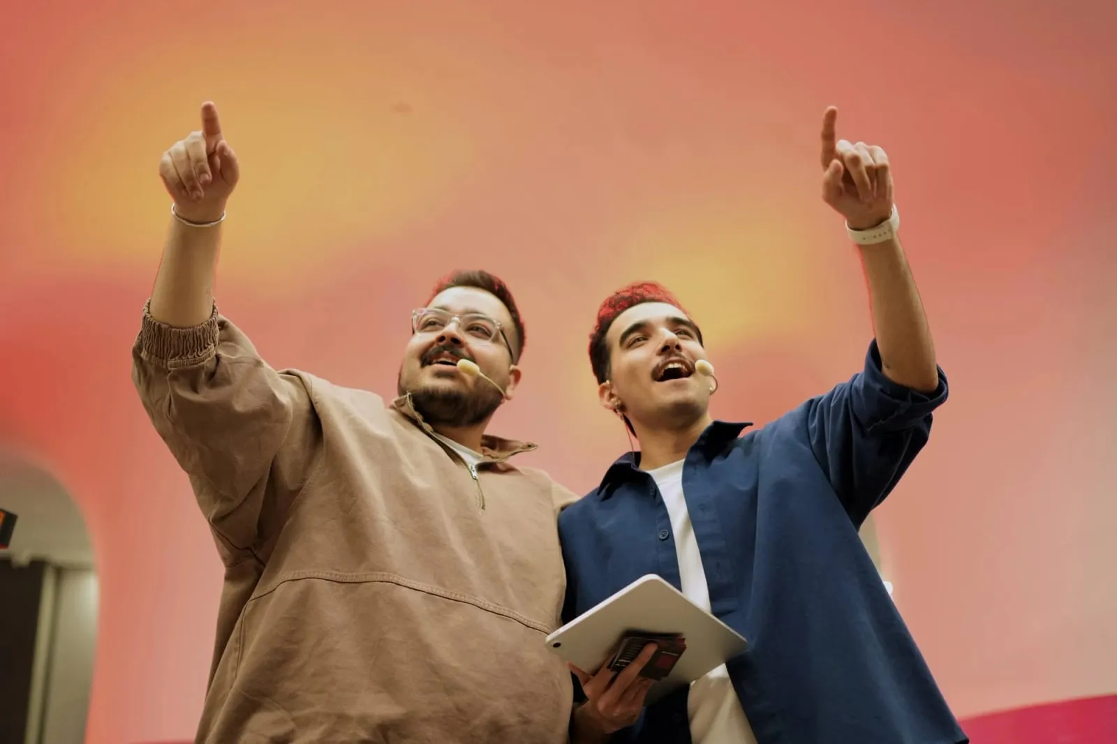 با محمدحسین، برادر همسرم و هاست برنامه، روی صحنه گیم بتل دیجی‌کالا